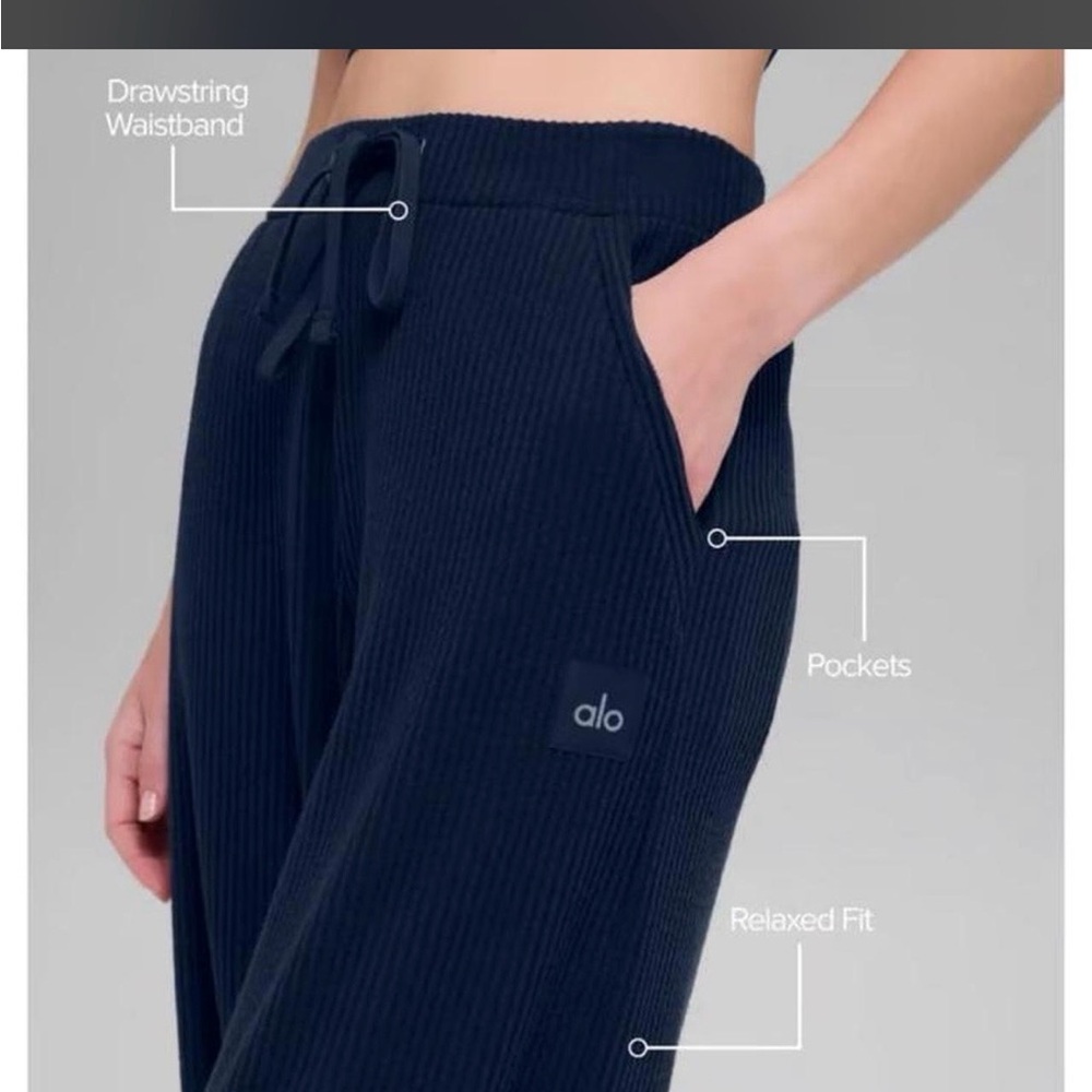 Alo navy muse Joggers in Navy